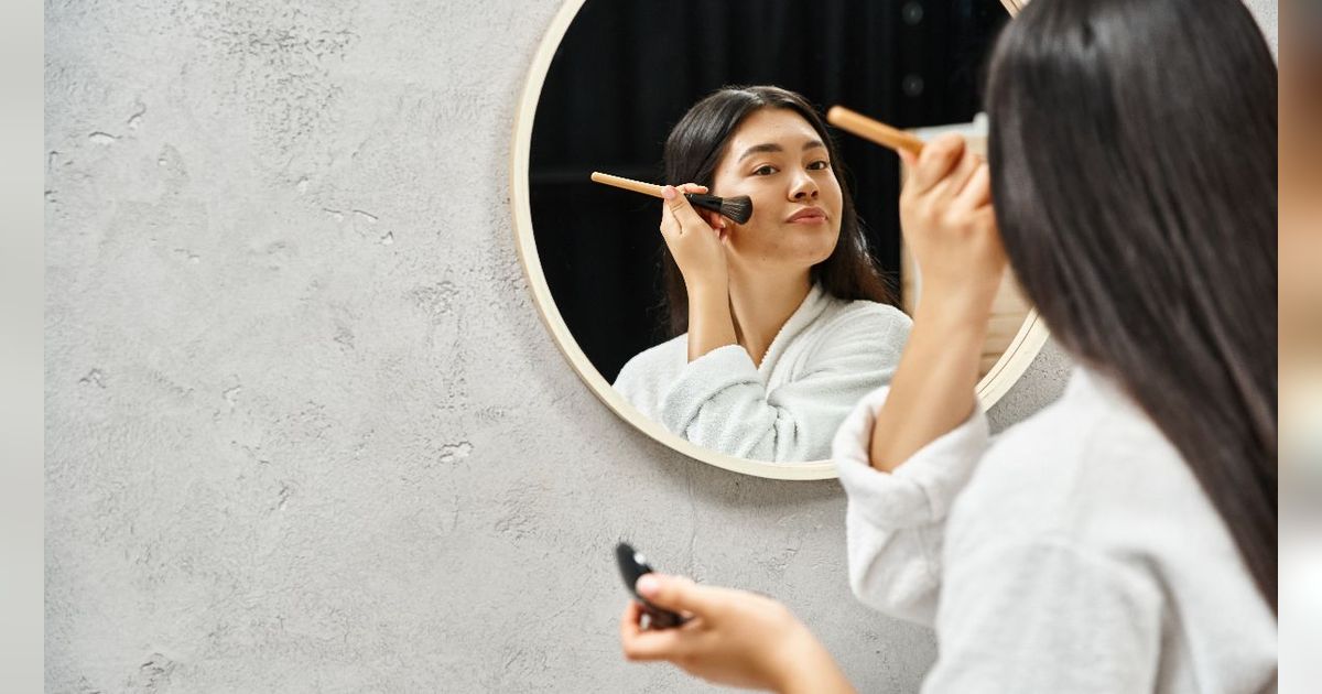 Retouch Makeup Hanya dalam 2 Langkah, Anti Repot Hasilnya Cetar