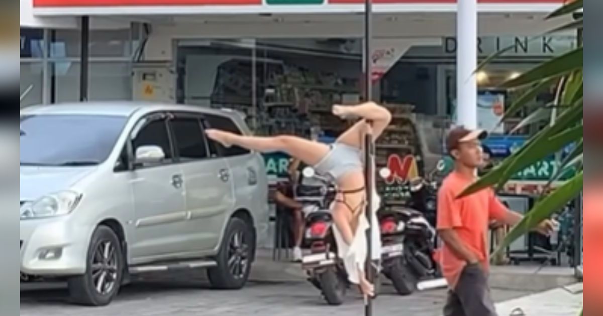Demi Konten, Bule Pamer Pole Dance di Jalanan Bali