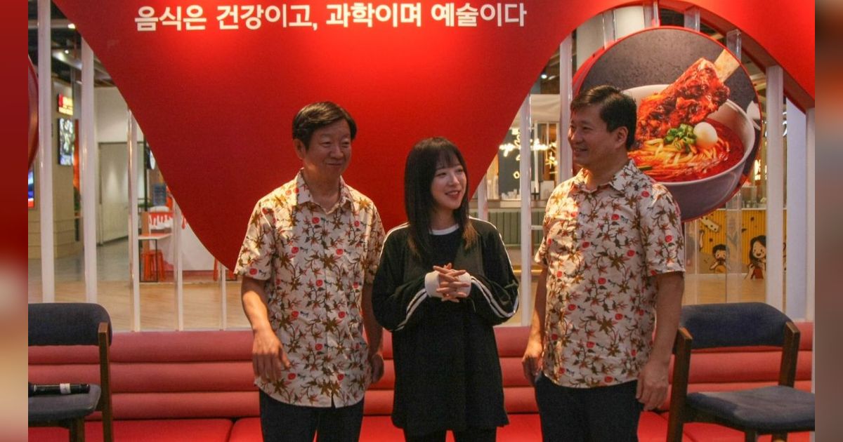 Youtuber Korea Tzuyang Mukbang Mie Jjampong di Indonesia