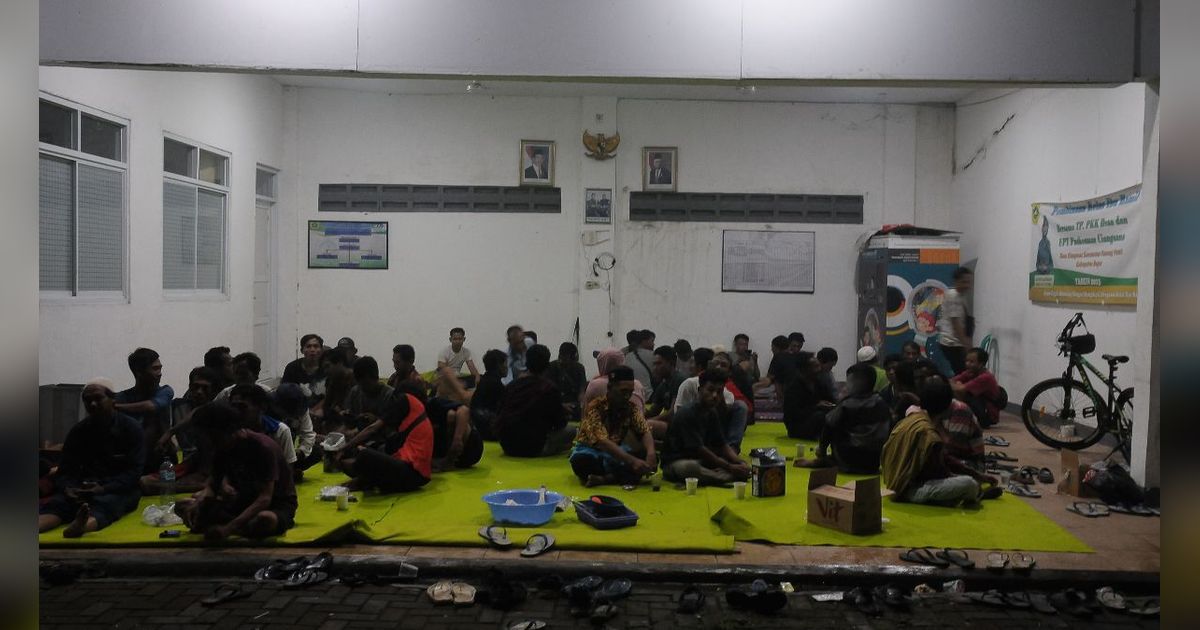 FOTO: Imbas Kebakaran Dahsyat Gudang Peluru TNI, Warga Dievakuasi ke Pengungsian