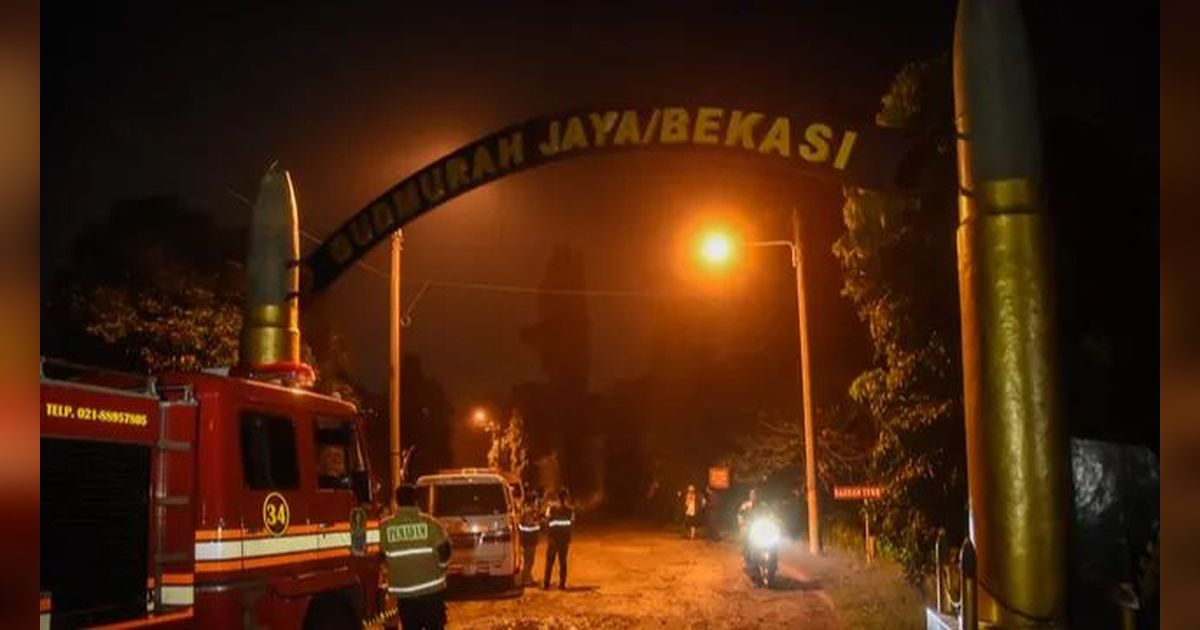 Polisi Bantu TNI Patroli di Sekitar Gudang Peluru Kodam Jaya yang Meledak