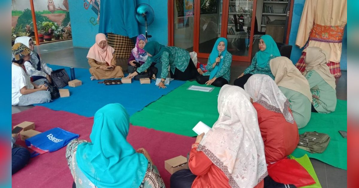 Berkah Jualan Keripik, Mardiah Selamatkan Ibu-Ibu dari Rentenir dan Bantu Warga Pakai Koin Peduli