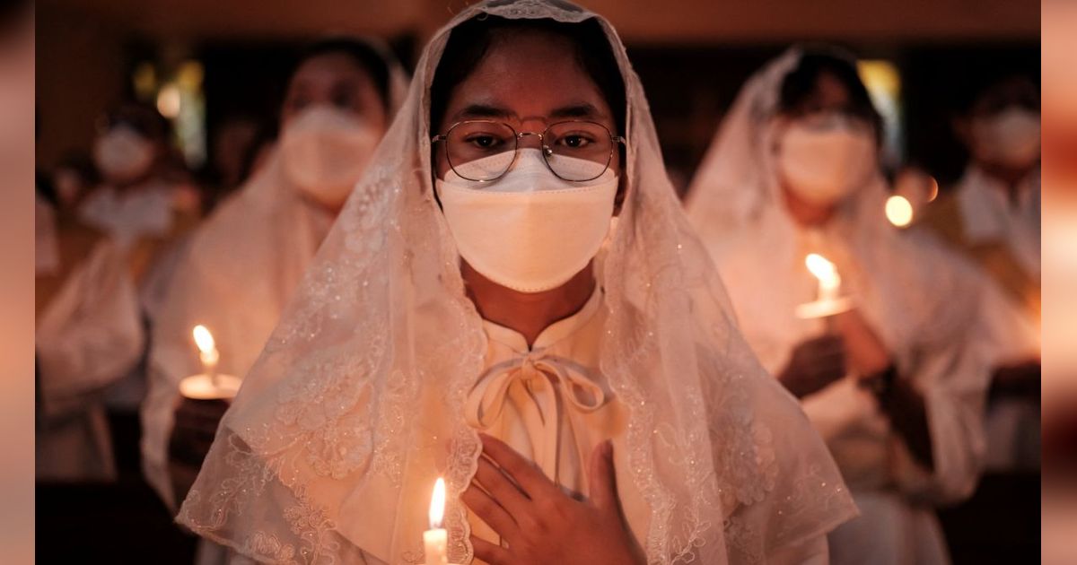 FOTO: Misa Malam Paskah di Gereja Santo Kristoforus Jakarta Berlangsung Khidmat