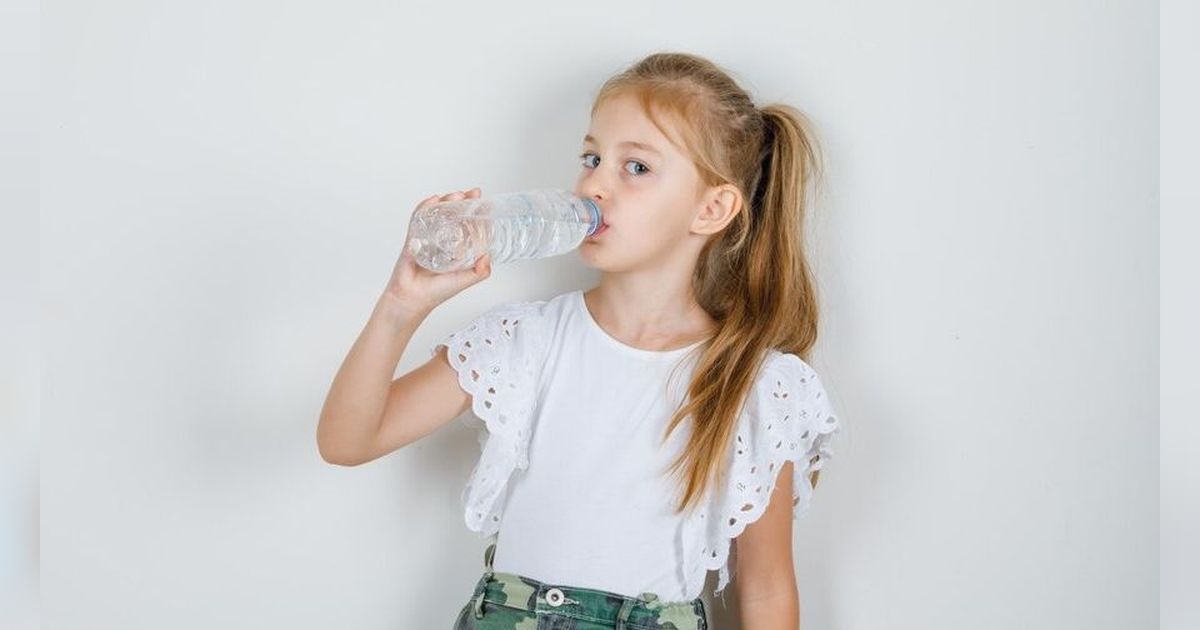 Tips yang Bisa Diterapkan Agar Anak Lebih Suka Minum Air Putih