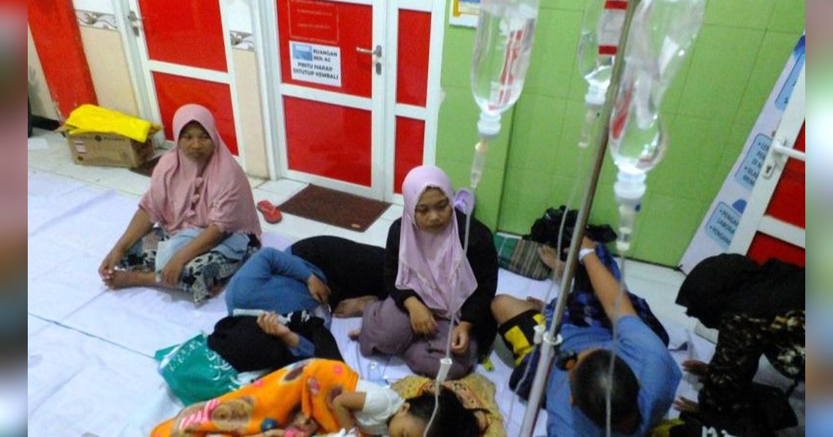 50 Warga Jember Diduga Keracunan Makanan Takjil, Ada yang Dirawat Beralaskan Tikar