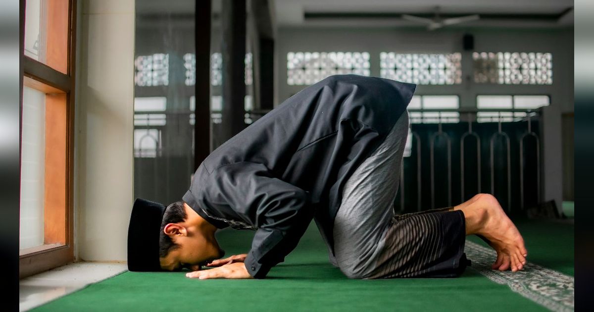 Dokter Asal Inggris Ungkap Manfaat Kesehatan dari Gerakan Rukuk & Sujud saat Muslim Salat, Ternyata Luar Biasa