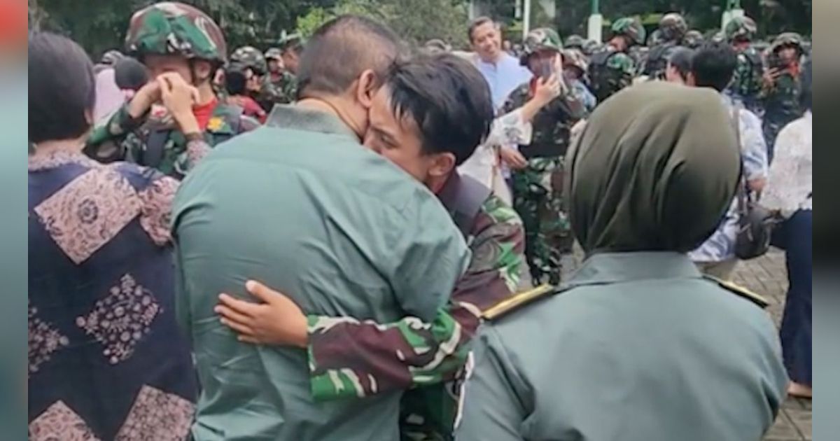 ⁠Ibunya Letkol TNI AD 2 Putrinya Calon Perwira TNI & Polri, Kedekatan Sang Anak dengan 'Cinta Pertama' Jadi Perhatian