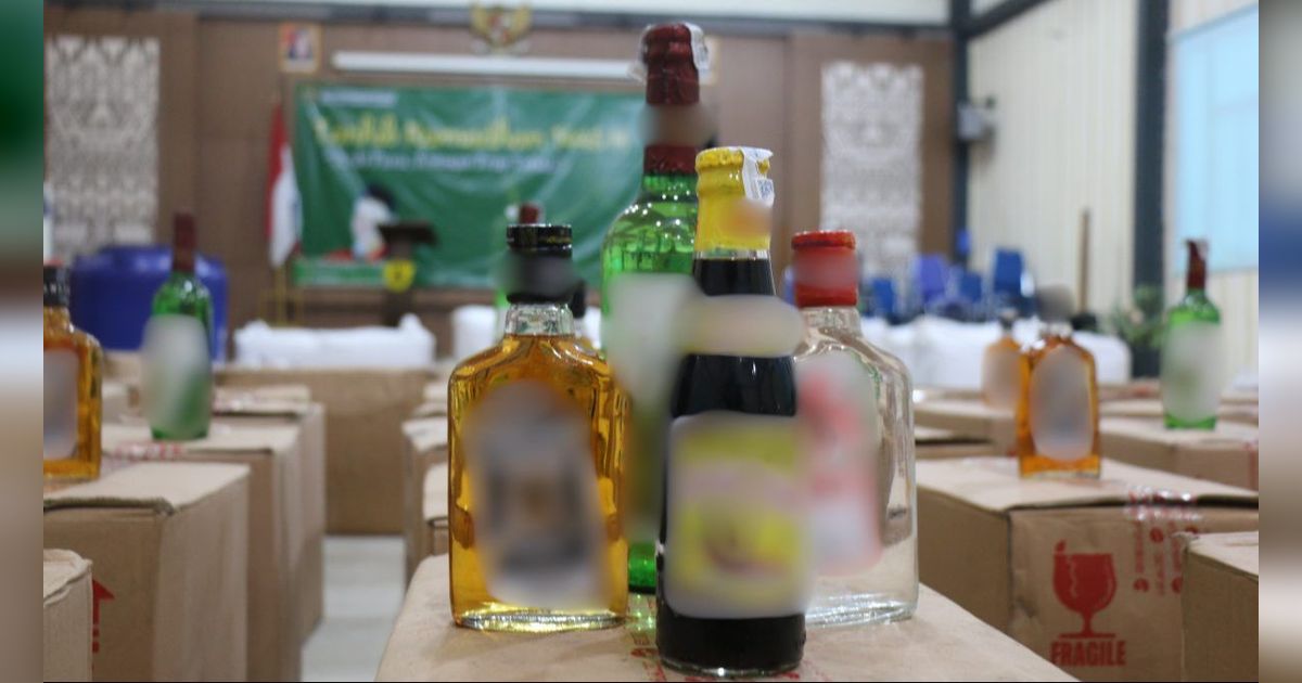 Sebuah Rumah di Lampung Digerebek, Ternyata Pabrik Miras Ilegal Simpan 19 Ribu Botol