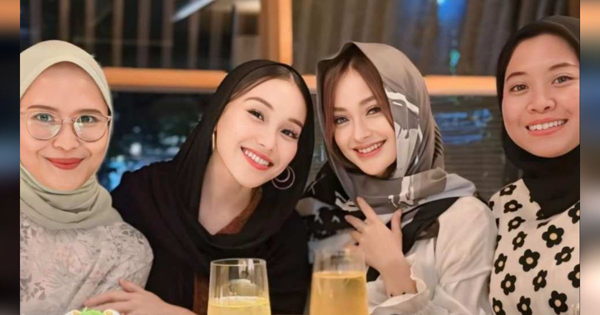 10 Potret Ayu Ting Ting Bukber dengan Sahabat Bukan dari Kalangan Artis
