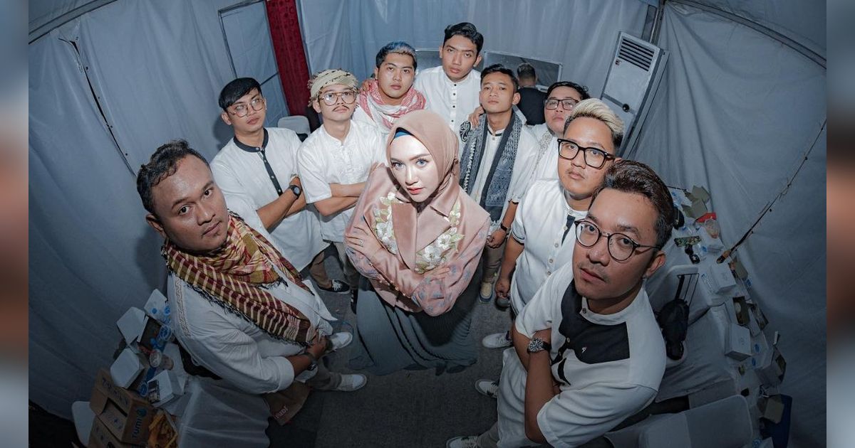 Potret Cantik Happy Asmara Tampil Berhijab saat Konser di Sukabumi, Bikin Pangling