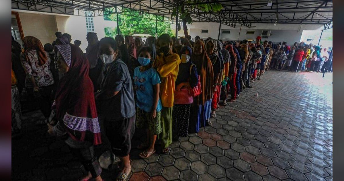 FOTO: Antusiasme Warga Limo Depok Antre Panjang Demi Takjil Gratis di Masjid Wihdatul Ummah