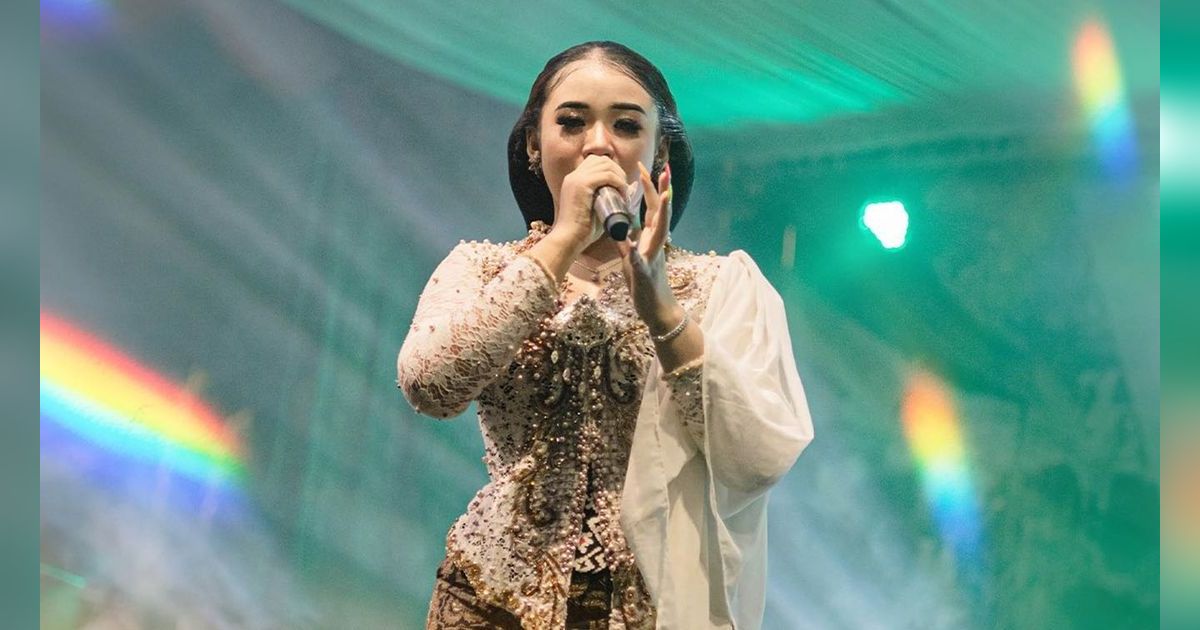 Potret Niken Salindry Pedangdut Muda yang Konsisten Berkebaya Saat Manggung, Penampilannya Tuai Pujian