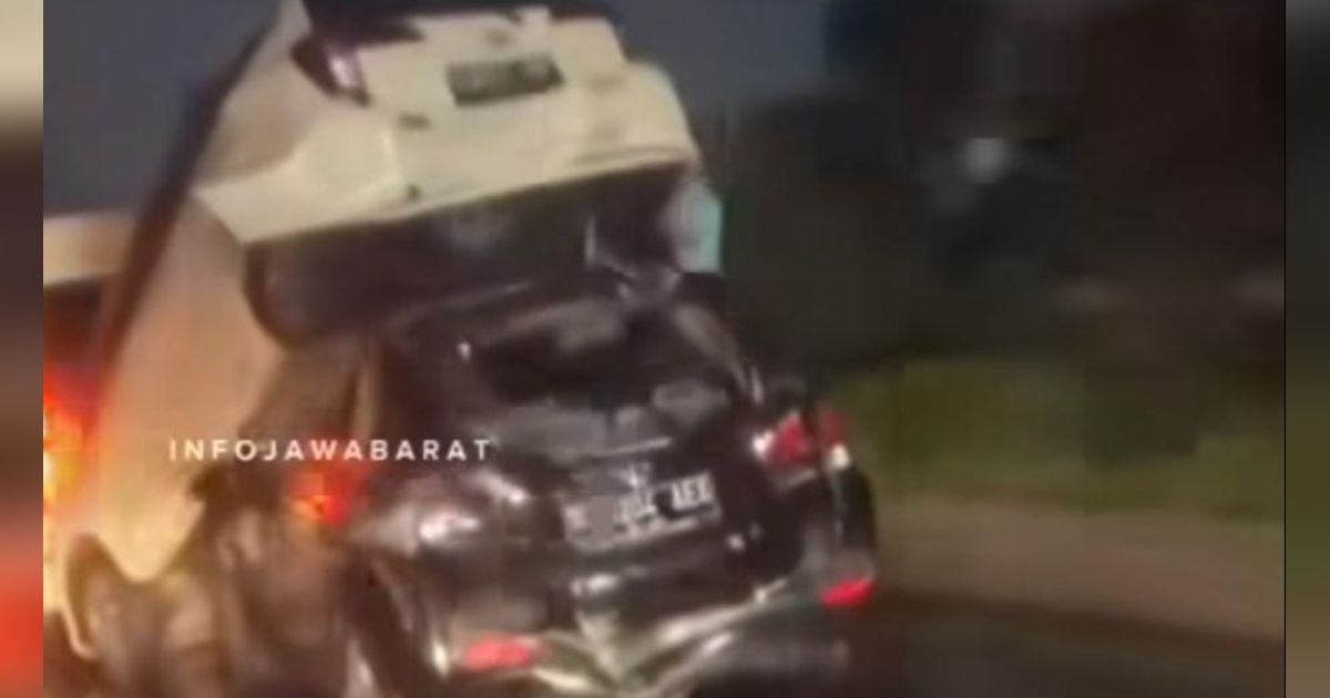 Kecelakaan Beruntun di Tol Purbaleunyi, Minibus Terangkat Diseruduk Sedan