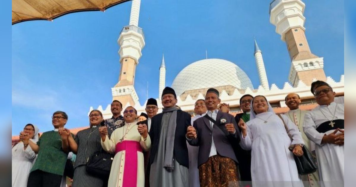 Uskup Agung Semarang dan Tokoh Lintas Agama Datangi Masjid Agung Jawa Tengah, Beri Ucapan Selamat Idulfitri ke Umat Muslim