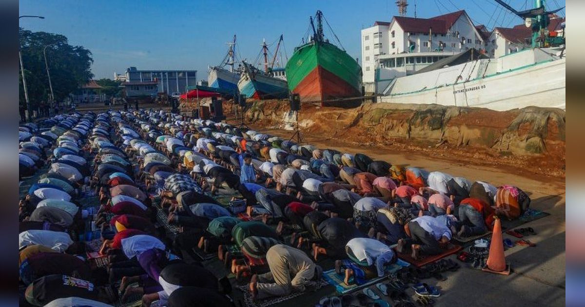 FOTO: Umat Muslim Khidmat Melaksanakan Salat Idulfitri 1445 H di Pelabuhan Sunda Kelapa