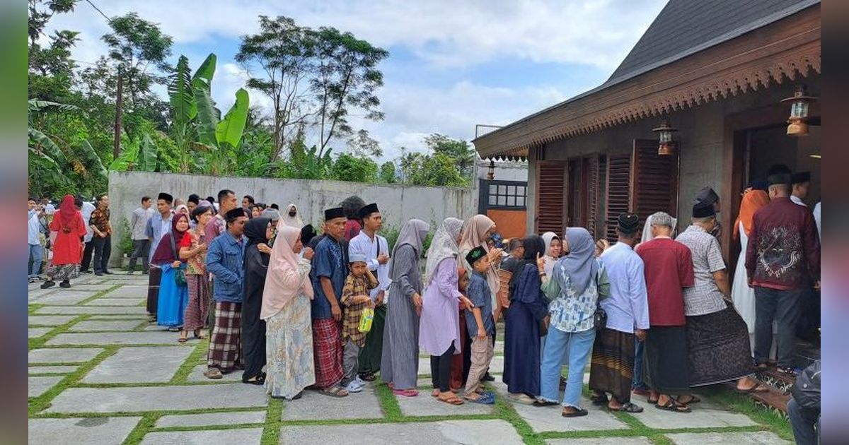 FOTO: Momen Open House di Kediaman Capres 03, Ini Antusiasme Warga yang Mengantre Silaturahmi di Rumah Ganjar Pranowo