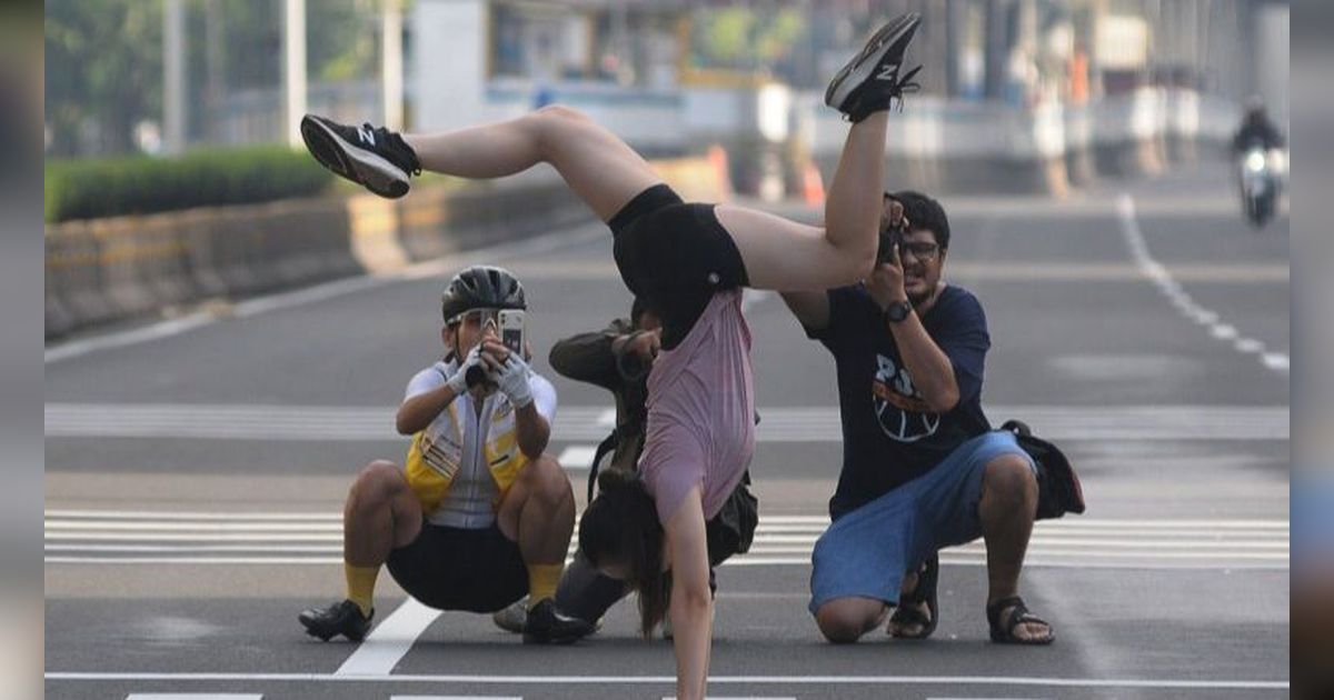 FOTO: Memanfaatkan Kelengangan Jalan Raya Protokol Jakarta untuk Berfoto Atraktif