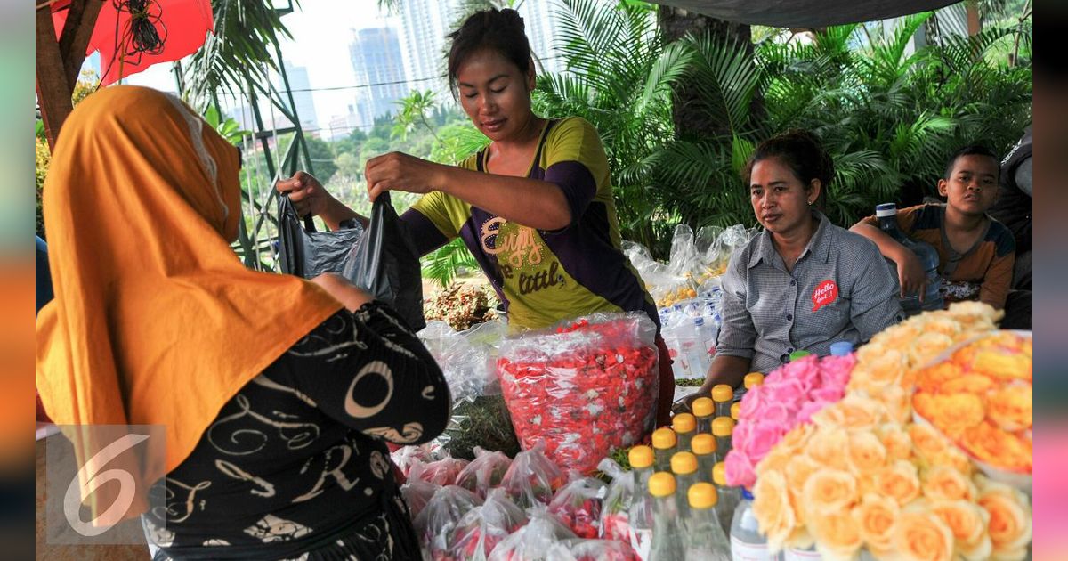Cerita Pedagang Bunga TPU Pondok Rangon, Penghasilan Naik Dua Kali Lipat saat Lebaran