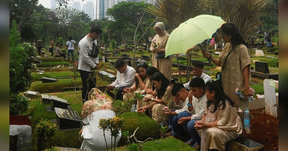 FOTO: Peziarah Kirim Doa hingga Tabur Bunga di TPU Karet Bivak Jakarta usai Salat Ied IdulFitri