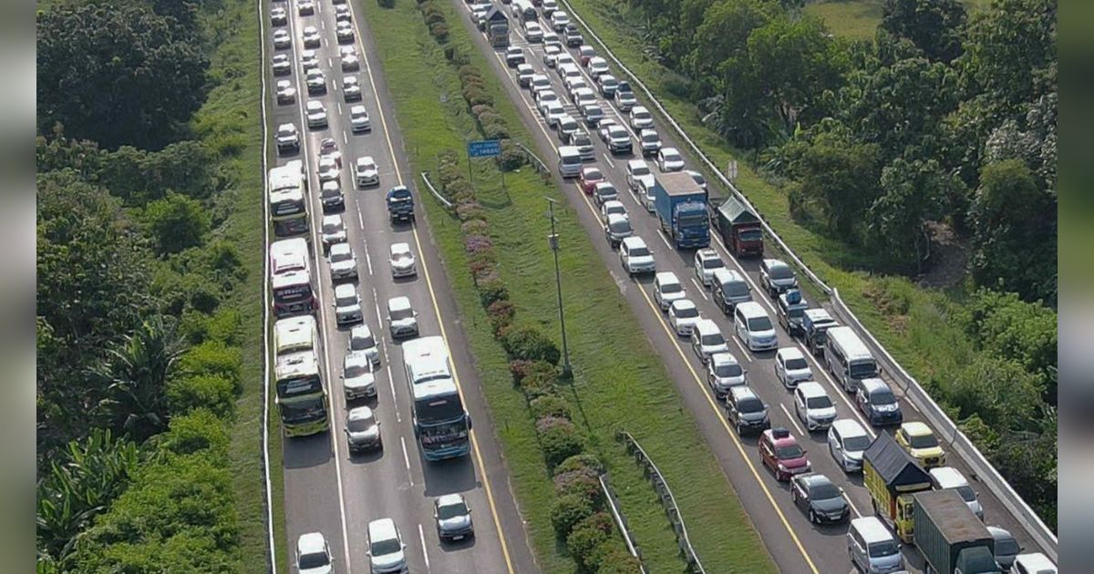 7 Kendaraan Sumbu Tiga Terjaring Langgar Larangan Melintas di Tol Japek saat Mudik