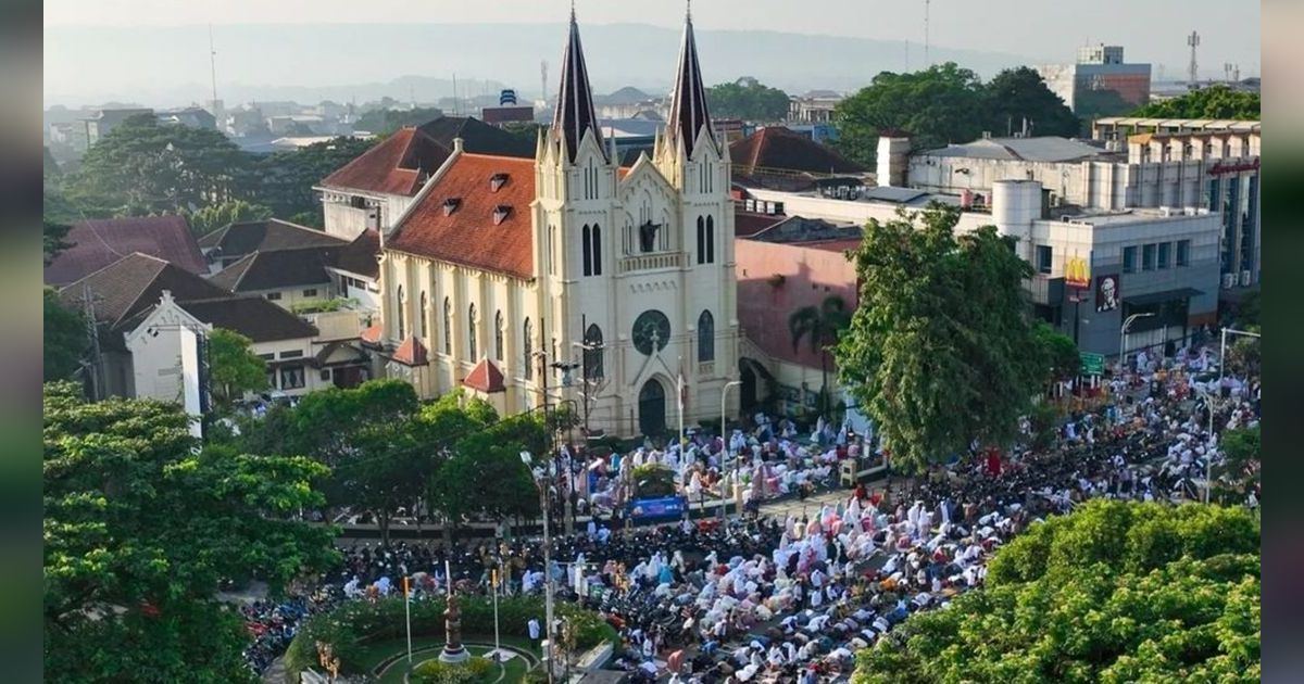 Warga di Malang Gunakan Halaman Gereja untuk Sholat Ied, Warganet: Indahnya Toleransi