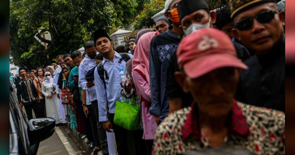 FOTO: Wajah-Wajah Gembira Masyarakat Menghadiri Open House Presiden Jokowi di Istana Negara