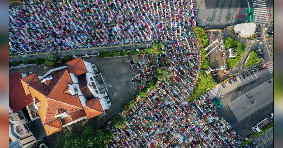 FOTO: Bak Lautan, Ini Penampakan dari Udara ketika Umat Muslim Rayakan Idulfitri 1445 H di Jatinegara