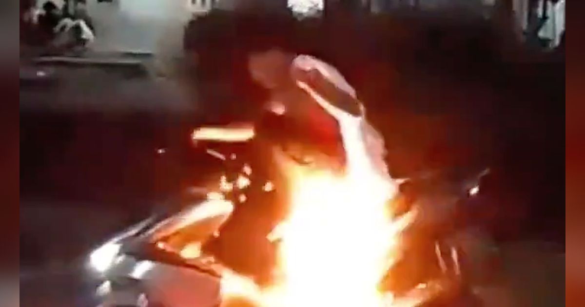Pemuda Geber Motor Hingga Terbakar, Warganet Justru Puas Melihatnya