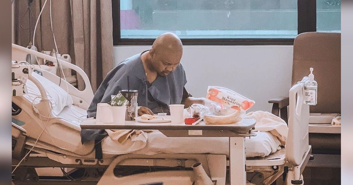 8 Potret Haru Istri dan Anak-Anak Babe Cabita Ziarah di Hari Lebaran, Ungkap Pesan di Akhir Hayat