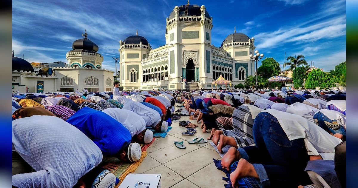 Viral Pria Sholat Idul Fitri di Atas Motor, Warganet: Cosplay Jadi Aladin