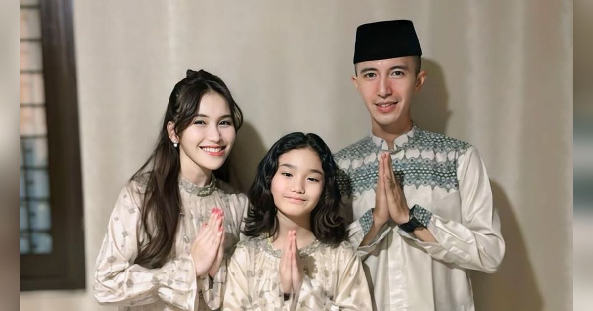 11 Gaya Artis Pakai Baju Shimmer Tren Lebaran 2024, Ayu Ting Ting Disebut Mirip Barbie