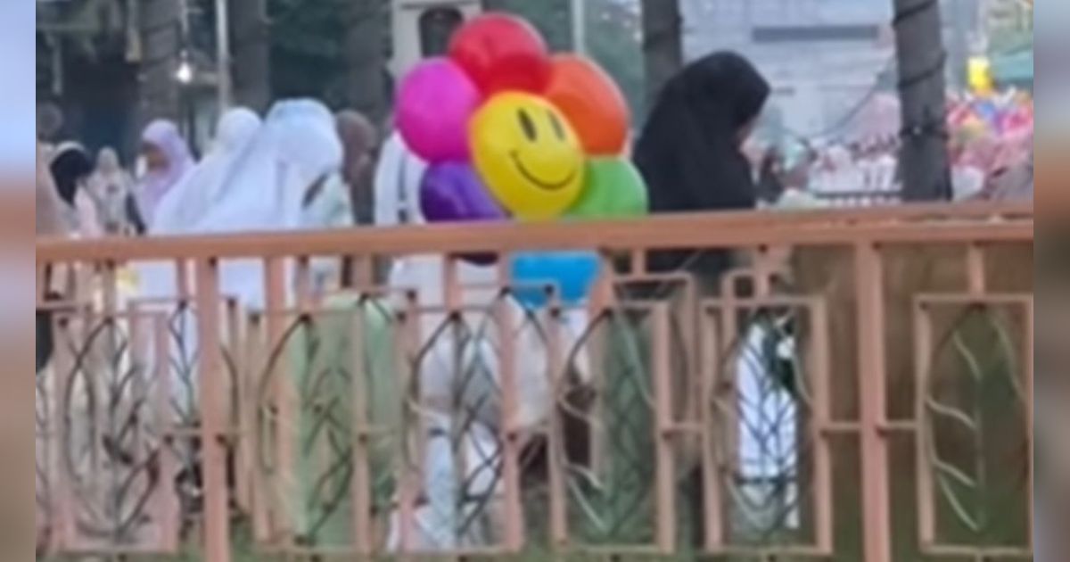 Momen Kocak Selebgram Dibelikan Balon Ibunya Saat Sholat Idul Fitri Agar Tak Hilang