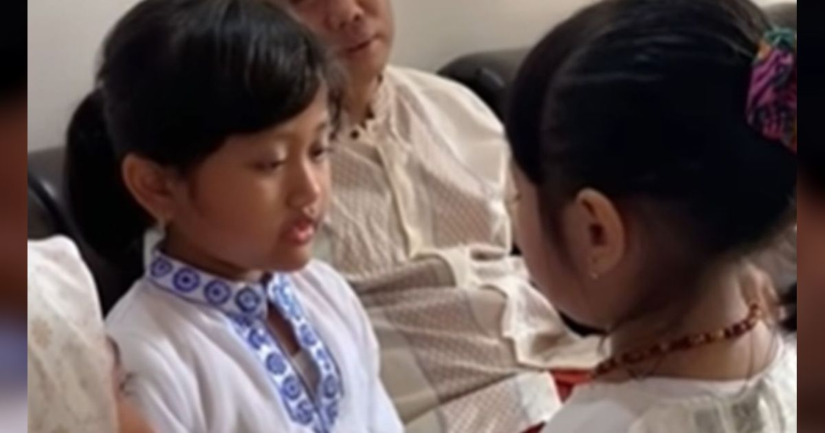 Momen Sungkeman Kakak Beradik Saat Lebaran ini Bikin Ngakak, Netizen: 10 Menit Lagi Perang