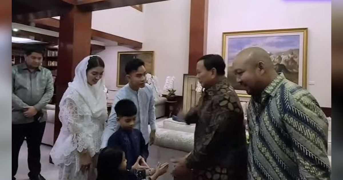 VIDEO: Lucu Jan Ethes Minta ke Prabowo Naik Kuda Emas & Gibran Celetuk 'Bapak Pimpinan Saya'