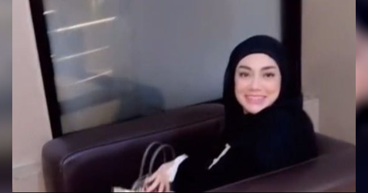 8 Potret Celine Evangelista Tampil Cantik dengan Balutan Hijab