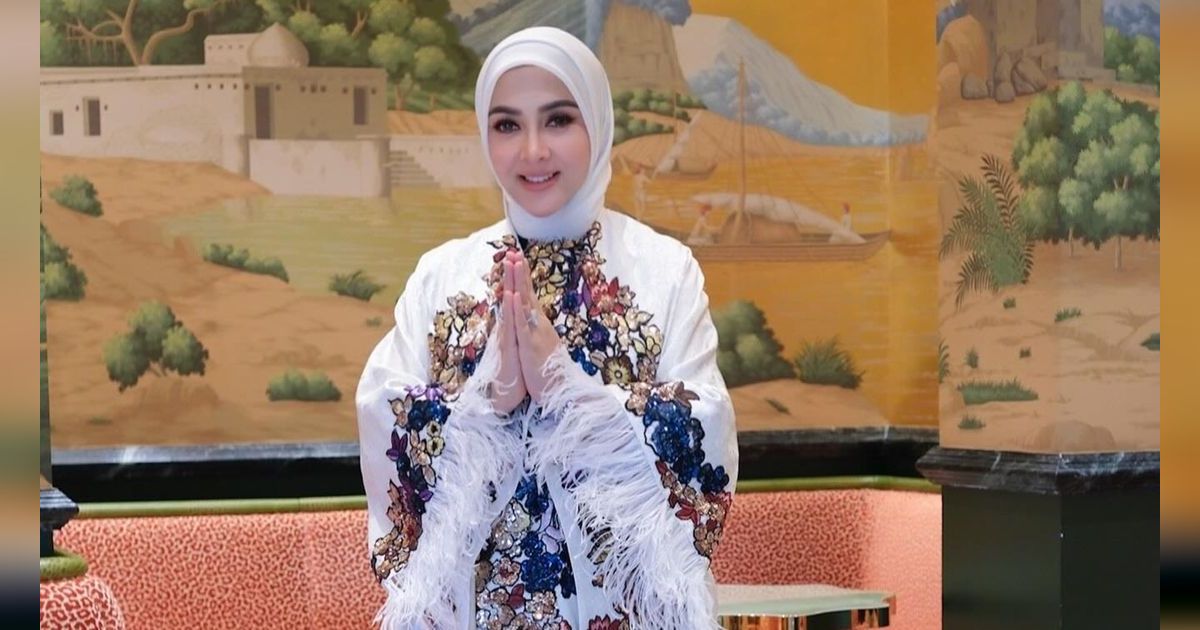 Potret Syahrini di Hari Lebaran Usai Dikabarkan Hamil, Tangan Bengkak Jadi Sorotan