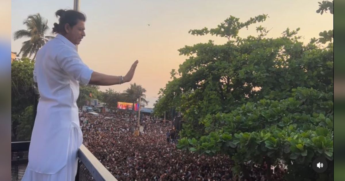 Idul Fitri, Shah Rukh Khan Sapa Ribuan Penggemarnya dari Balok Depan Rumah