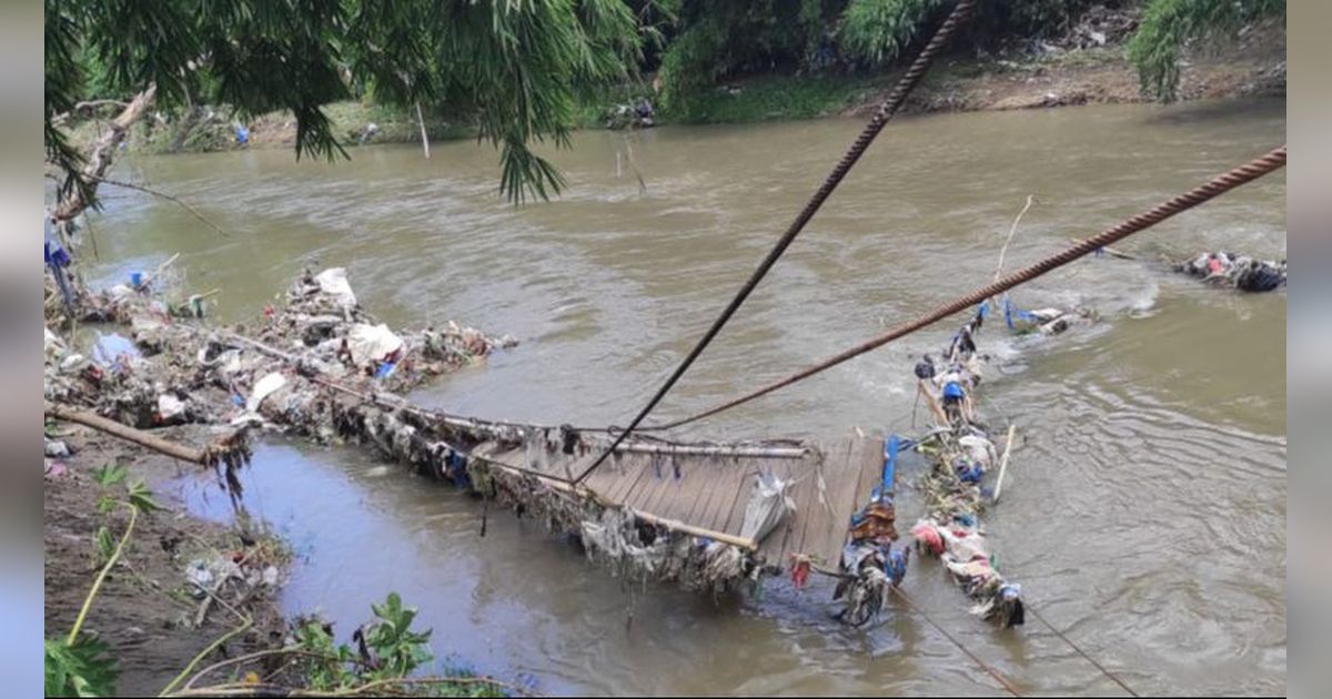 VIDEO: Viral Penampakan Jembatan Gantung Banten Roboh Sebabkan 15 Korban, Kini Warga Harus Melintas Sungai