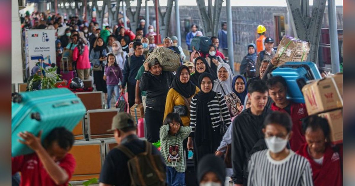 FOTO: H+3 Lebaran 2024, Stasiun Senen Mulai Dipadati Pemudik yang Kembali ke Jakarta