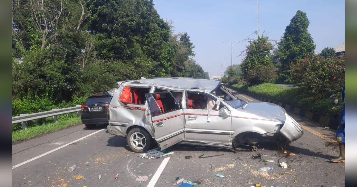 Mobil Terguling di Tol Pasteur, Korban Dilarikan ke Rumah Sakit