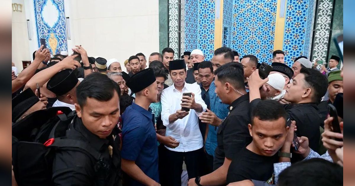 VIDEO: Aksi Paspampres 'Nyamar' Berpeci Kawal Ketat Jokowi Salat Jumat di Masjid Agung Medan