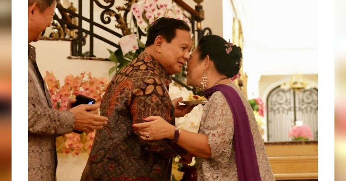 Dapat Potongan Tumpeng di HUT Titiek, Prabowo Cipika Cipiki dengan Mantan Istri Depan Didit Hediprasetyo