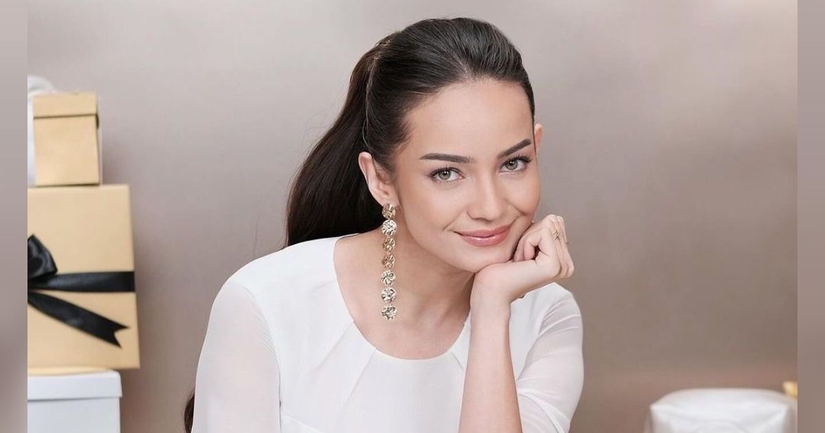 Potret Enzy Storia bak Miss World dengan Gaya Makeup Klasik