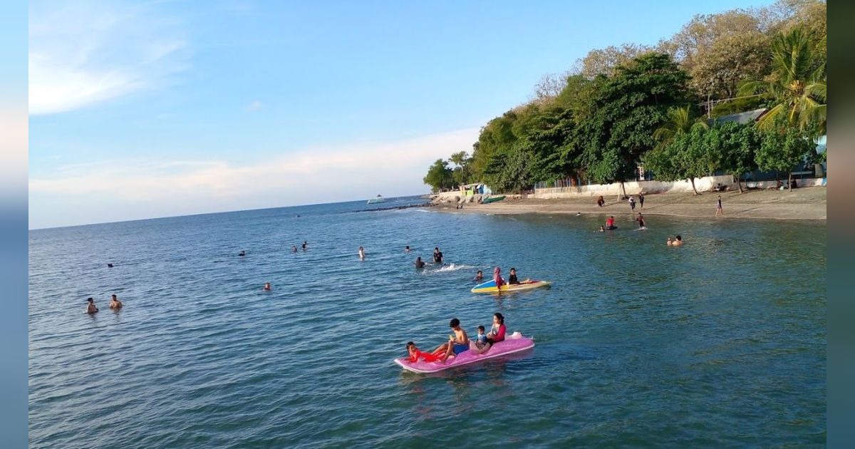 Berlibur di Pantai Pasir Putih Situbondo Favorit Turis, Ombaknya Tenang Cocok untuk Mandi hingga Main Kano