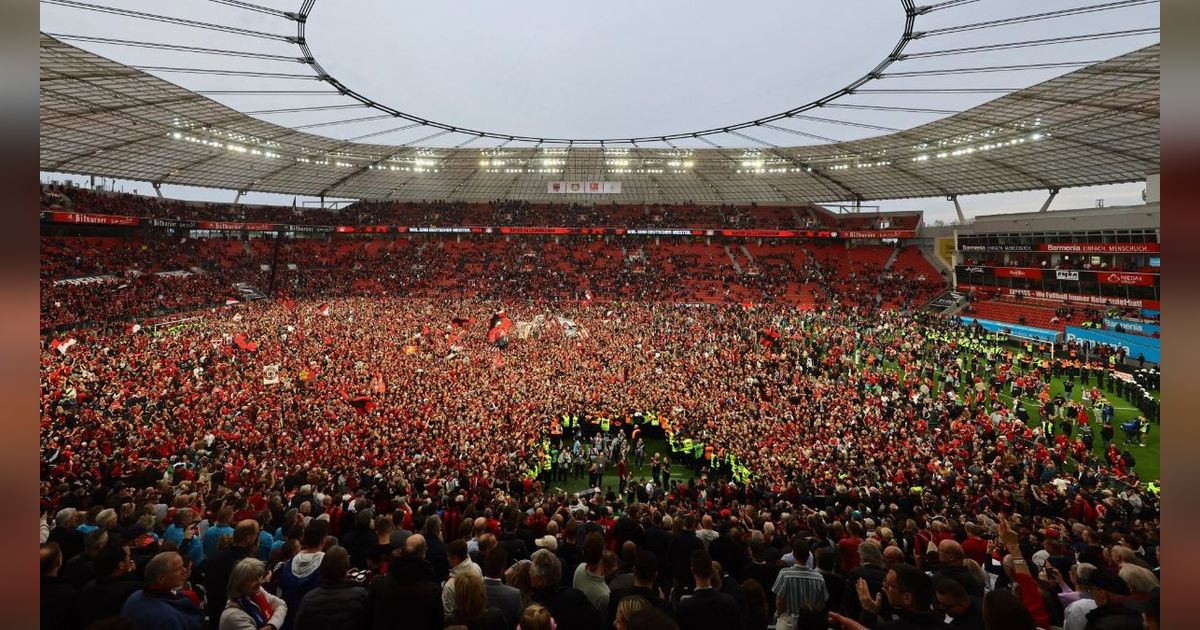 FOTO: Euforia Puluhan Ribu Suporter Turun ke Lapangan Rayakan Bayer Leverkusen Juara Bundesliga Pertama Kalinya