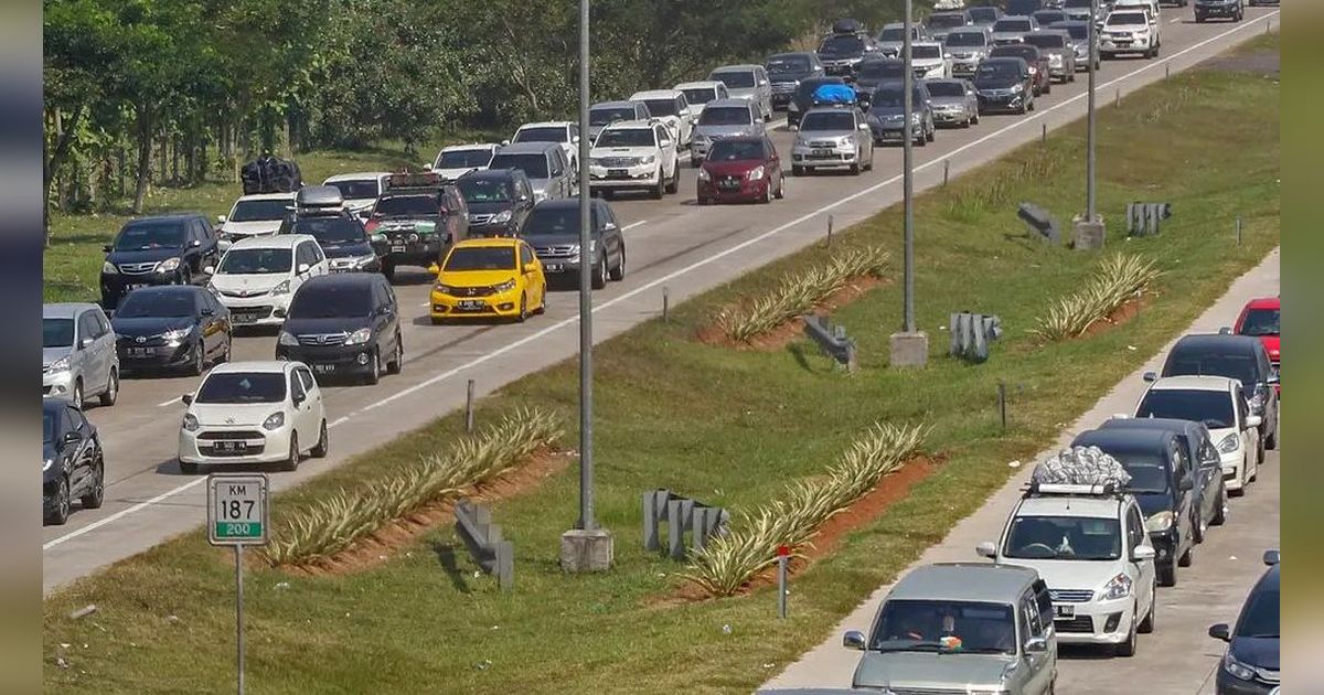 Banyak Pemudik Bandel Melewati Batas Jalur Contraflow Selepas Exit Tol Cikampek Utama