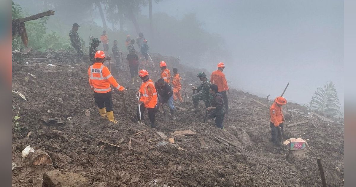 FOTO: Aksi Tim SAR Berjibaku Cari Korban Longsor di Tana Toraja, 18 Orang Ditemukan Tewas