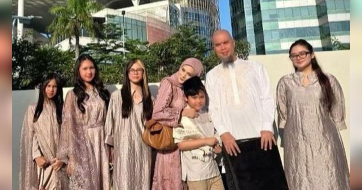 8 Foto Lebaran Mulan Jameela & Ahmad Dhani Saat Rayakan Bareng Keluarga Besar