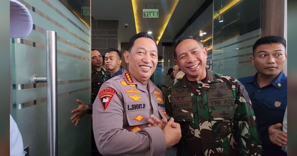 Pasca-Bentrokan TNI AL dengan Brimob, Kapolri dan Panglima Beri Contoh Rangkulan Sambil Senyum