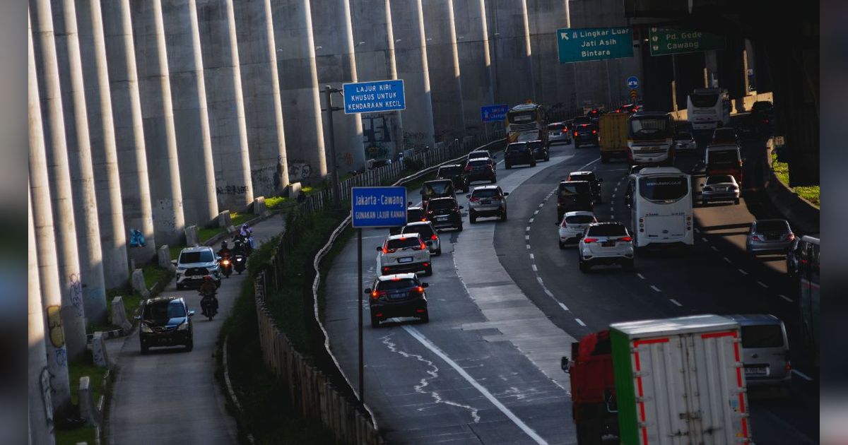 FOTO: Puncak Arus Balik 2024, Tol Arah Jakarta Terpantau Ramai Lancar